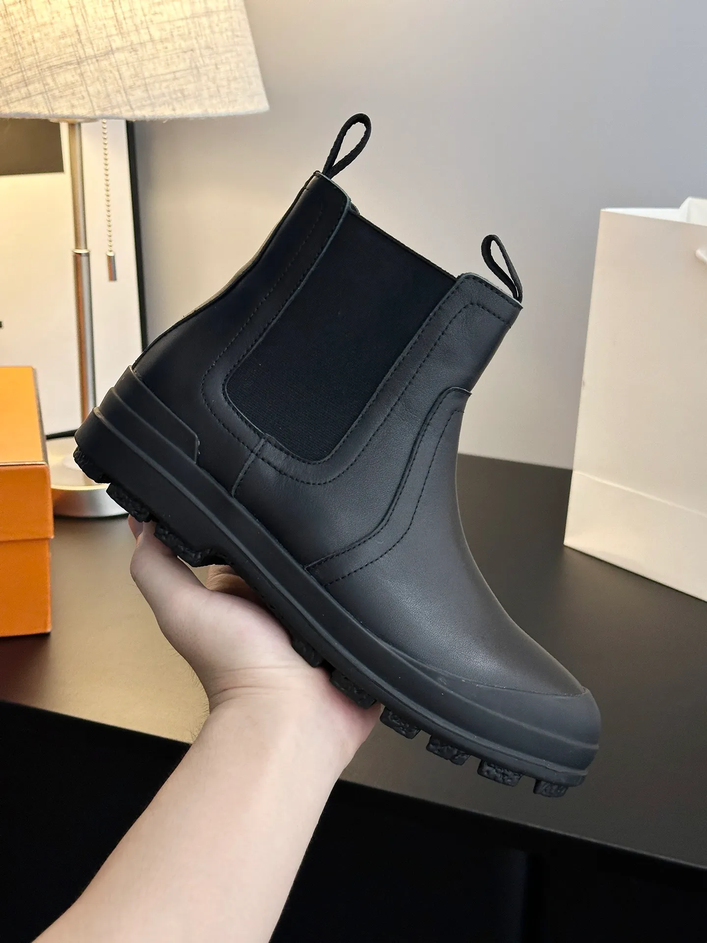 👟👟Ex-factory price 700👟👟 【𝐇𝐄𝐑𝐌𝐄𝐒Ankle boots】Exquisite workmanship, classic and yet individual, matching college style & simple style. yyds The key point is that it makes you taller and slimmer, which is really good news for small people. It makes you look slimmer and taller than ever yyds, good-looking ➢Shoe upper material: original customized cowhide + Yangjing noodles ➢Inner material: cowhide lining ➢Outsole material: original rubber sole ➢Color selection: black cowhide, black Yangjing, nude Yangjing ➢Optional code number: 35-40 (customized 40 is not returnable)